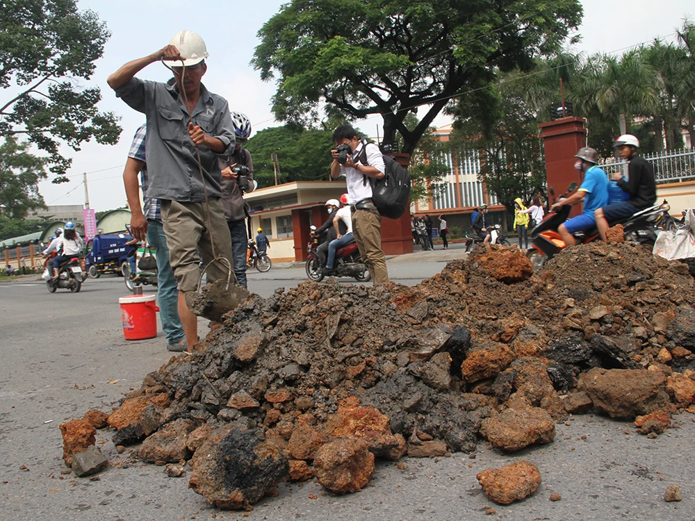 Nhân viên công ty thoát nước tiến hành khắc phục "hố tử thần".